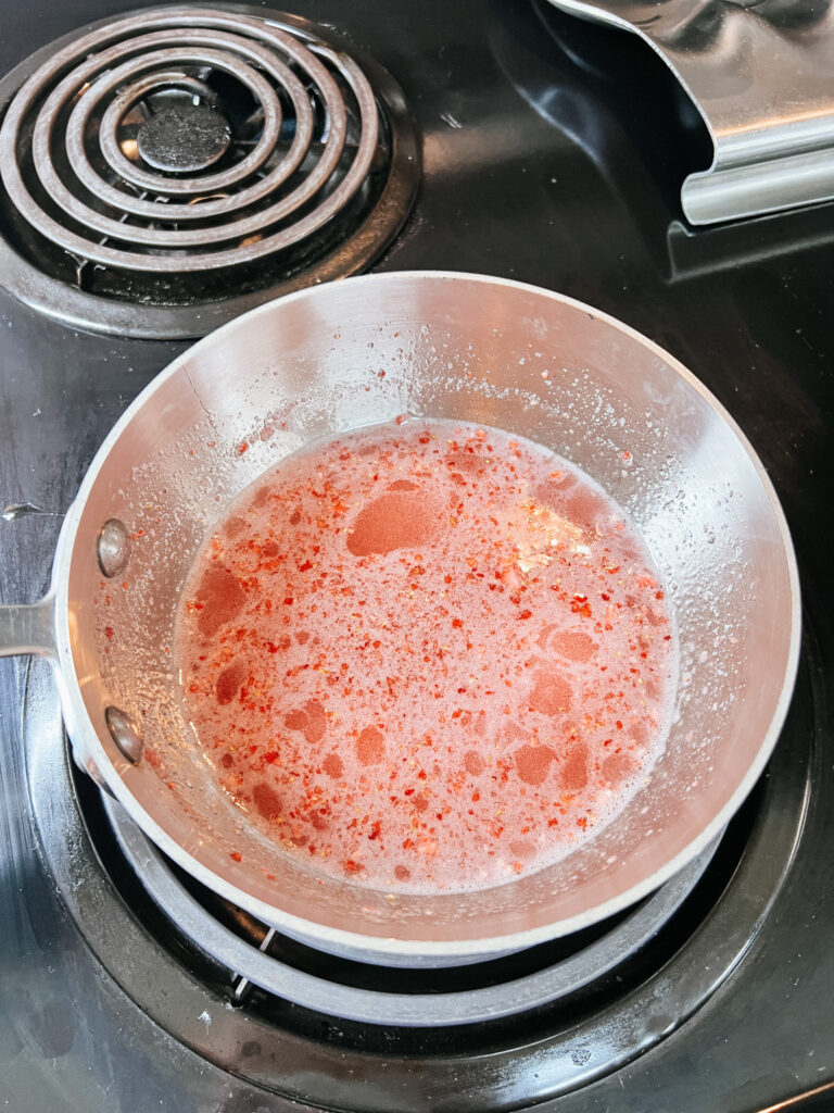 The strawberry sugar syrup boiling